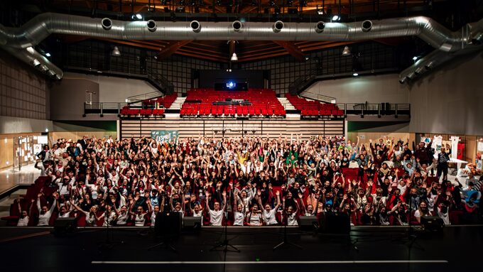 les 300 collégiens participant au Festiv'Ados sur une photo de groupe